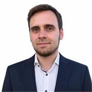 Englisch-Tutor, der Kindern an weiterführenden Schulen weiterhilft