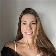 Titulada en Educación Social y en el Máster de Cooperación al Desarrollo, Gestión Pública y de las ONGD.