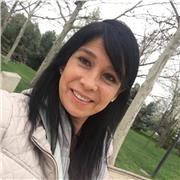 Profesora de niños imparte clases de inglés y matemáticas