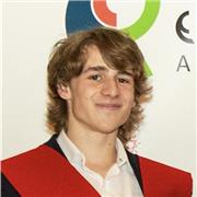 Hola! Soy Alex, un estudiante universitario con sólida formación en inglés y una gran pasión por enseñar a cualquiera a dominarlo.