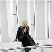 Docente di disegno per la moda impartisce lezioni sulla figura del corpo umano e tecniche di colorazione