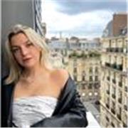 Studentessa per lavoro part-time come aiuto compiti e baby-sitter
