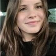 Ragazza diplomata offre aiuto compiti