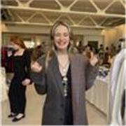 Graduada en publicidad y relaciones públicas, especializada en comunicación y graduada en estilismo, visual y producción de moda.