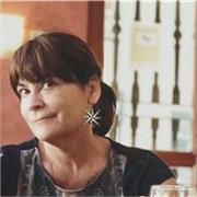 Profesora de valenciano y castellano. preparo exámenes para EOI y JQCV. Enseño a redactar y hablar en público