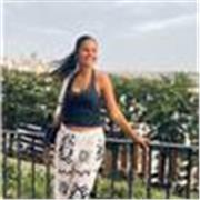 Estudiante brillante para enseñar a otros alumnos menores en tareas sencillas.