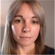 Bioquímica que imparte clases de química, física y matemática