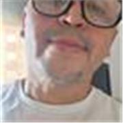 Un señor de 50 años de edad bilingue con inglés avanzado enfocado a enseñar él inglés de manera más divertida. 