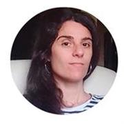 Soy Licenciada en Bellas Artes (especialidad dibujo e ilustración). Realizo trabajos de ilustración y diseño gráfico y pintura como freeland. Lo compagino con mi trabajo actual como atrezzista en teatros, otra de mis competencias y