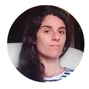Soy Licenciada en Bellas Artes (especialidad dibujo e ilustración). Realizo trabajos de ilustración y diseño gráfico y pintura como freeland. Lo compagino con mi trabajo actual como atrezzista en teatros, otra de mis competencias y