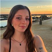 Nativa en francés, curiosa, altruista, inteligente y simpática