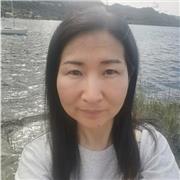 Laureata in italiano, madrelingua cinese, parla inglese