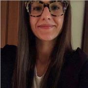 neolaureata in giurisprudenza impartisce lezione di diritto a studenti di scuole superiori e a studenti universitari