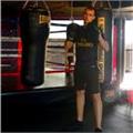 Domina el boxeo y el muay thai. aprende, disfruta y ponte en forma practicando deportes de contacto