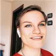 Insegnante di italiano impartisce doposcuola per bambini delle elementari