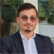 Laureato in Ingegneria informatica, propone lezioni di informatica e matematica