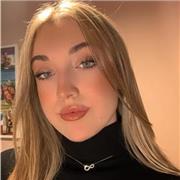 Profesora que imparte clases a niños de primaria