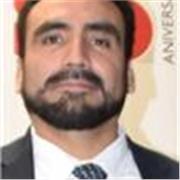 Profesor con motivacion de que los estudiantes  estudien