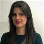 Profesor de español da clases a niños de primaria