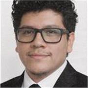 Profesor de Matemática dicta clases a niños de nivel Primaria