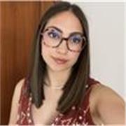 Chica extrovertida con conocimientos para impartir matemáticas enfocadas a la educación primaria.