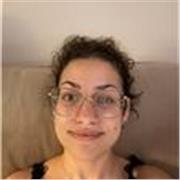 Studentessa universitaria che aiuta in compiti o supporto lo studio anche per bambini DSA