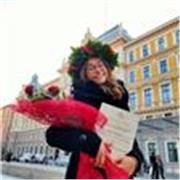 Laureata in lingue straniere impartisce lezioni di lingua inglese e tedesca