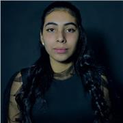 Estudiante universitaria imparte clases a niños de primaria y secundaria en el área de matemáticas y física