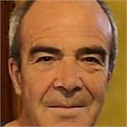 Docente di musica impartisce lezione di pianoforte e solfeggio