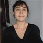 Profesora de dibujos enfocada en el desarrollo cognitivo