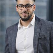 Trilingual tutor fluent in Spanish, English, and Catalan helping students improve confidence in speaking and grammar.