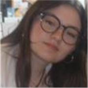 Una profesora cercana y paciente para que tu hijo se sienta seguro, motivado y feliz aprendiendo. 