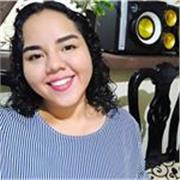 La profesora imparte clases para todos los niños de diferentes edades