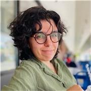 Graduada de Master y diseñadora con experiencia, lista para enseñar principios de diseño a adultos principiantes.