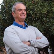 Soy Santiago Enciso Rancaño, docente y consultor apasionado por el comercio internacional y la digitalización empresarial.