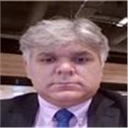 Profesor de administración de empresas, economía y contabilidad, apto para todas las edades y niveles.