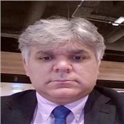 Profesor de administración de empresas, economía y contabilidad, apto para todas las edades y niveles.