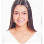 Me defino una persona abierta a la que le gusta ayudar a los demás y también una persona que tiene muchas ganar de hacerlo.