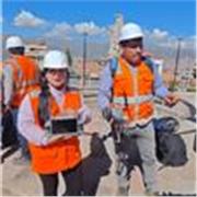 Profesora de Ciencias imparte clases a estudiantes de primaria y secundaria, trabajos practicos con ejemplos paso a paso