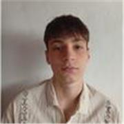 Profesor de español da clases a alumnos de todas las edades