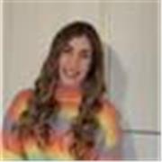 Niñera que ayuda con los deberes de varias asignaturas