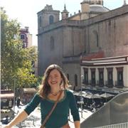 Profesora de francés imparte clases a niños de todas las edades