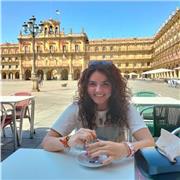 Historiadora del arte imparte clases a niños de todas las edades