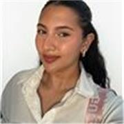 Profesora de español en secundaria, enfocada en el fortalecimiento de la lectura crítica, la escritura creativa y la comunicación