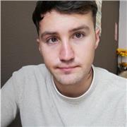 Muy buenas! Soy Italiano, viviendo en la isla desde 3 años, si estás interesado en aprender las bases y hablar o mejorar tu relación con este idioma seré más que contento de ayudarte 😊👌