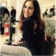 Docente di italiano impartisce lezioni per alunni stranieri