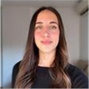 Maestra con vocación para ofrecer clases a alumnos de todos los cursos de la etapa de Educación Primaria y sus asignaturas
