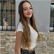 Soy una profesora para ayudar a las personas a aprender y obtener información de manera clara y accesible.