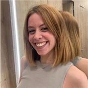 Profesora de lengua castellana y literatura, graduada en Educación infantil y con el máster de Psicopedagogía