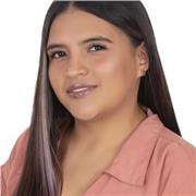 Profesora de educación infantil imparte clase a niños de primaria